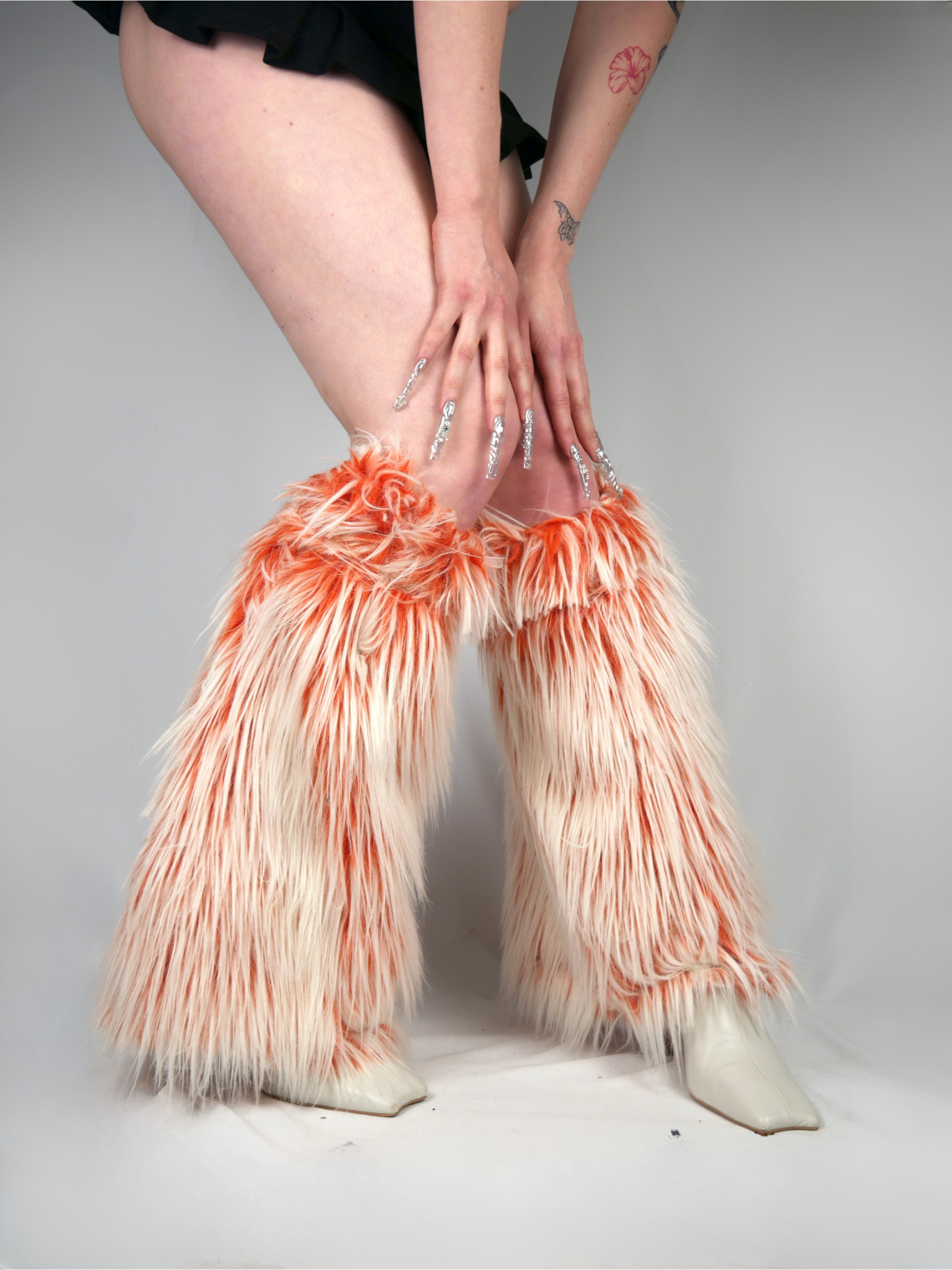 close up van oranje fluffy beenwarmers