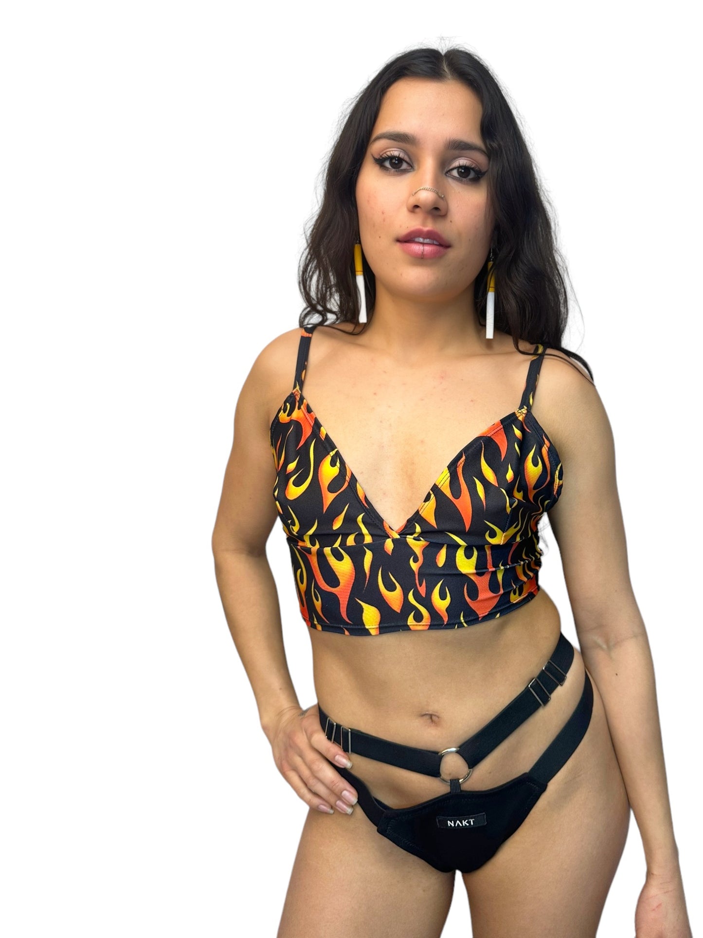 meisje met oranje vlammen top, ravewear