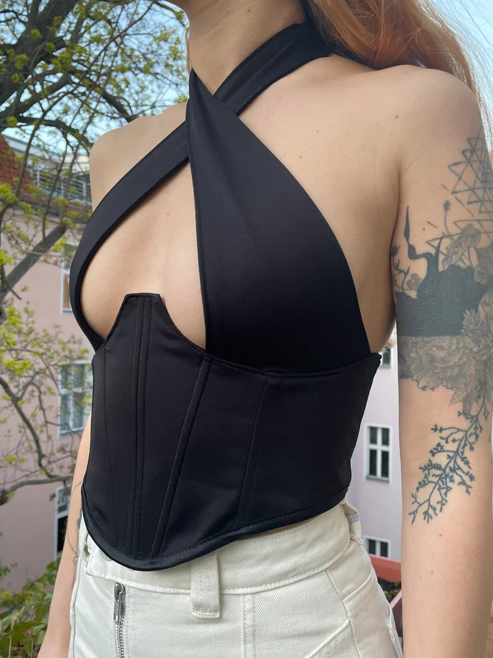 meisje met zwarte cross over corset top