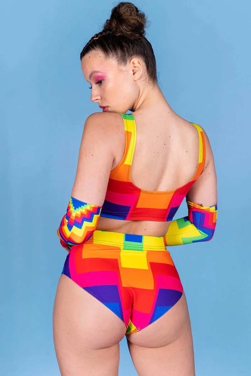 queer kleding, rave outfit, pride outfit, pride kleding, regenboog hotpants