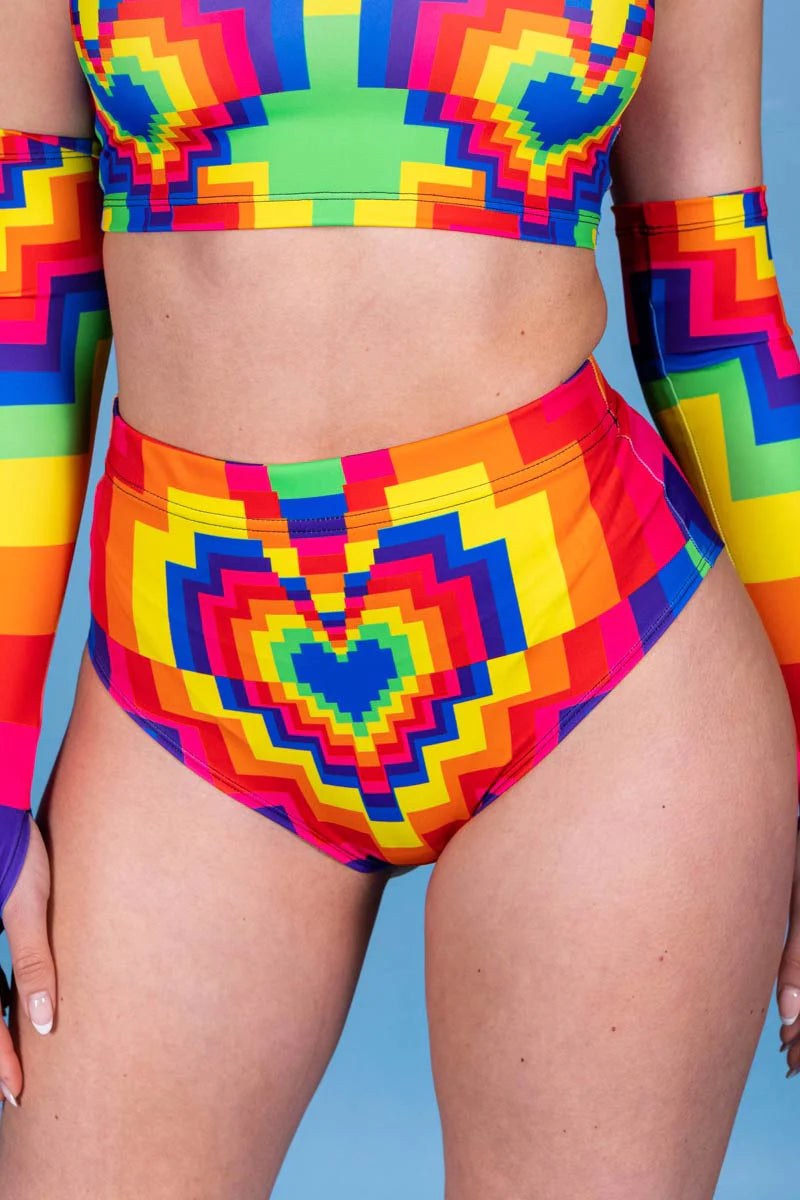 queer shop, queer kleding, pride kleding, pride collectie, milkshake outfit, rave outfit, rave broekje, rave hotpants
