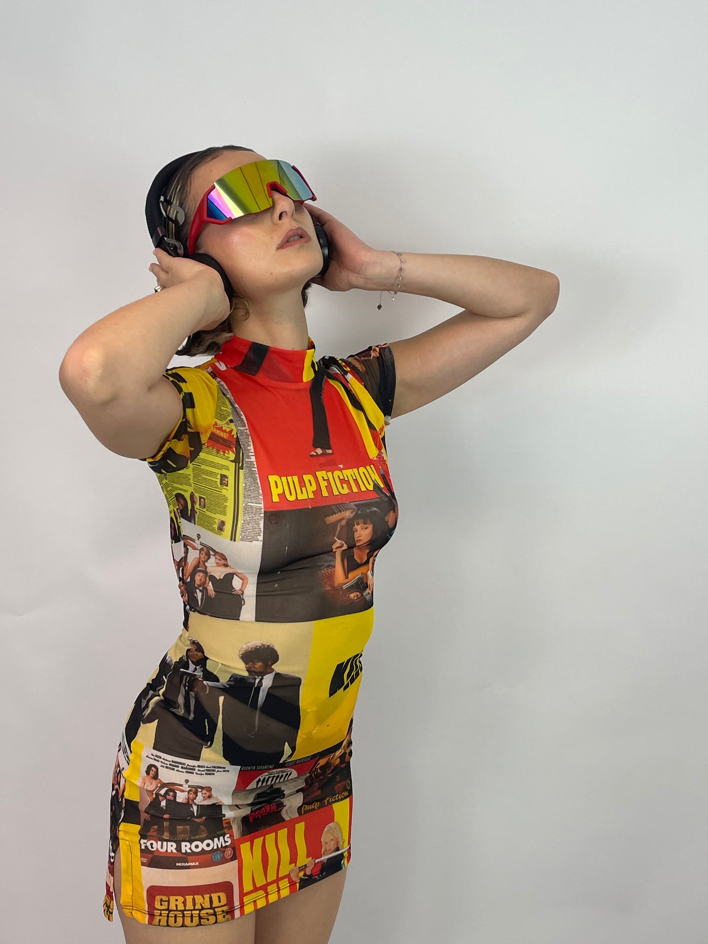meisje die de lucht in kijkt met pulp fiction / kill bill jurkje aan, rave outfit