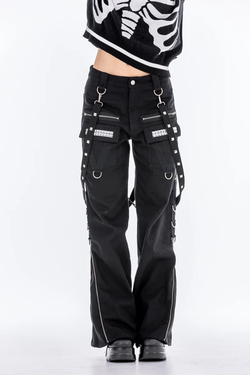 persoon met zwarte cargo broek en ritsen