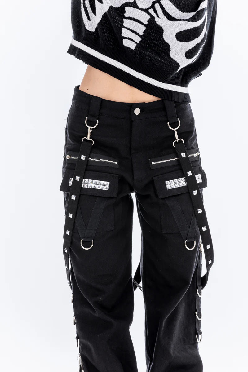 close up van persoon met cargo broek met ritsen