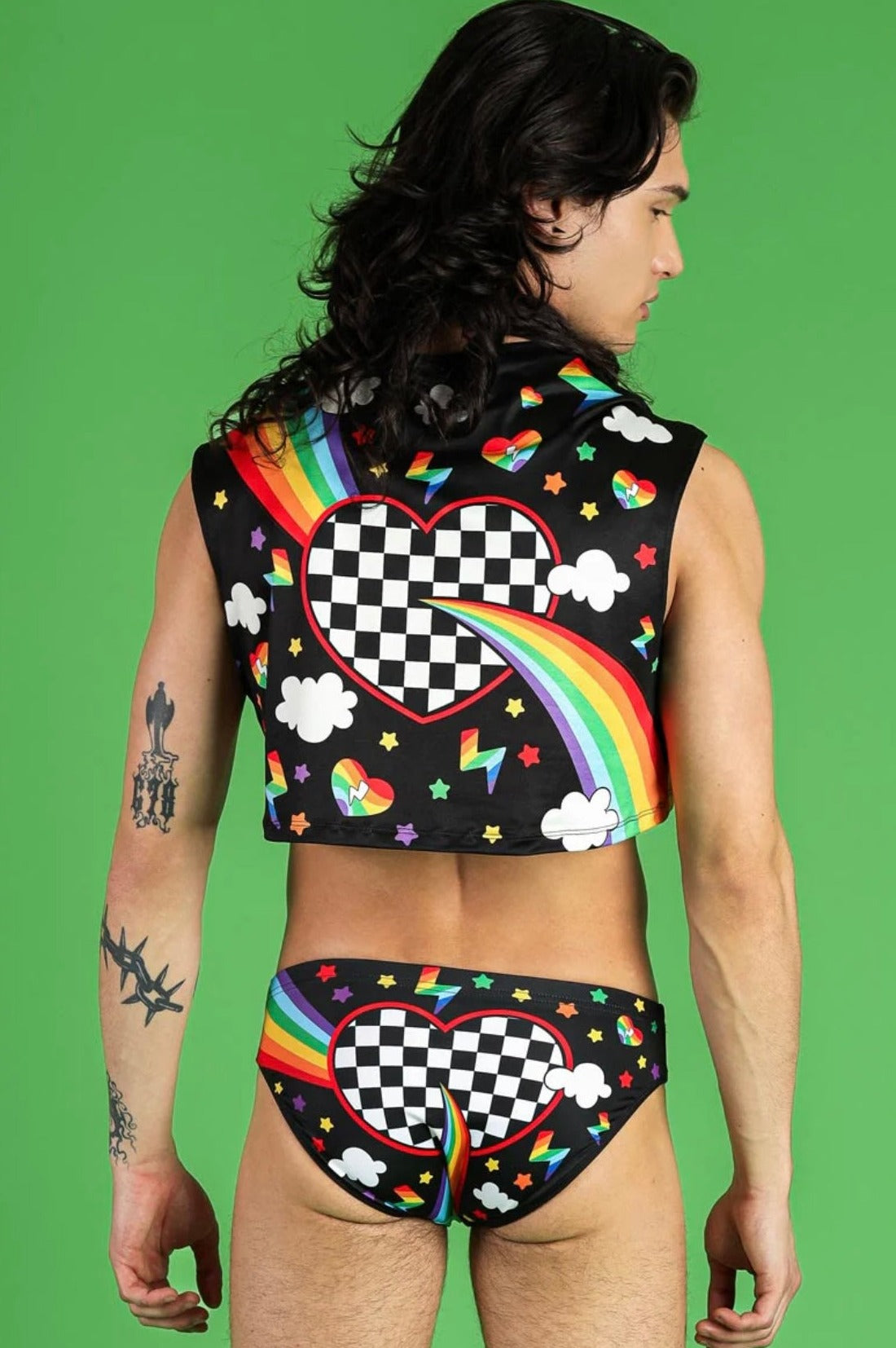 man met zwarte top met regenboog en hart, milkshake festival outfit
