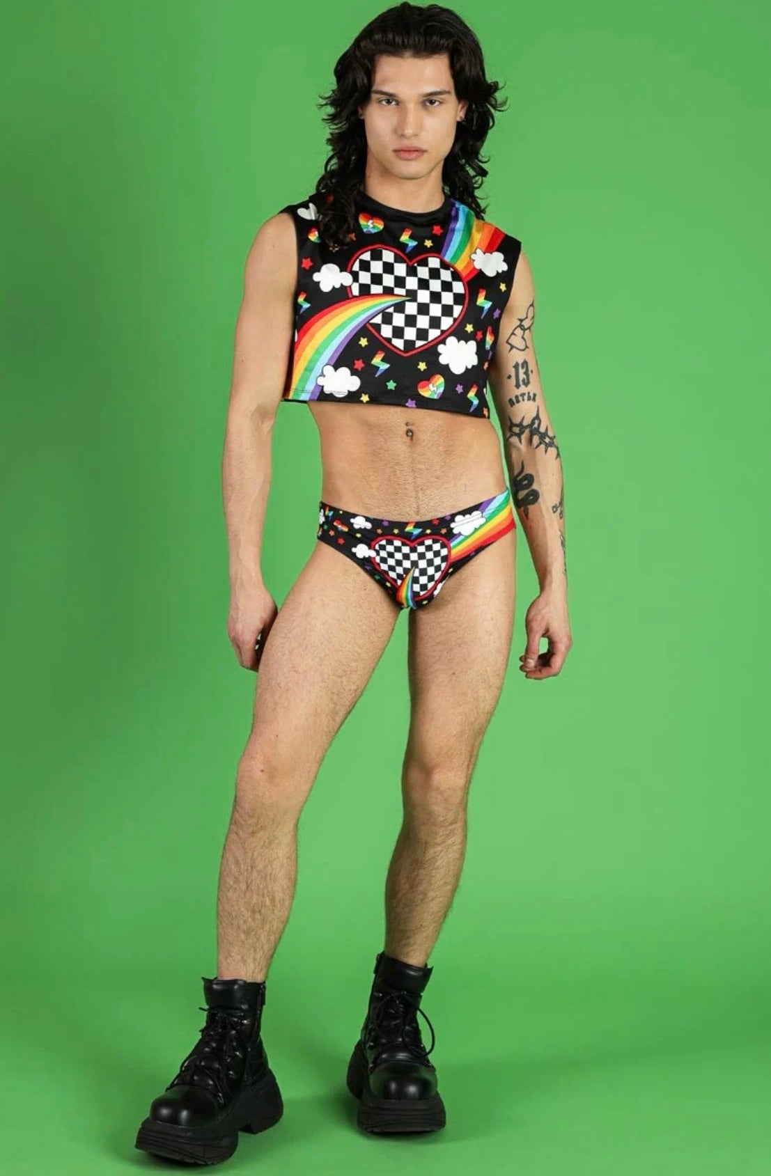 gehele outfit met regenbogen en harten, milkshake festival outfit