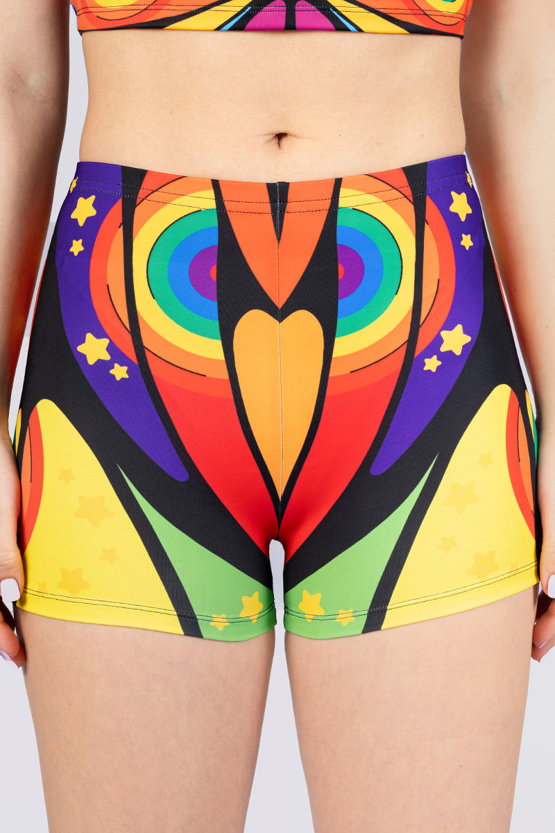 close up van high waste broekje in regenboog kleuren
