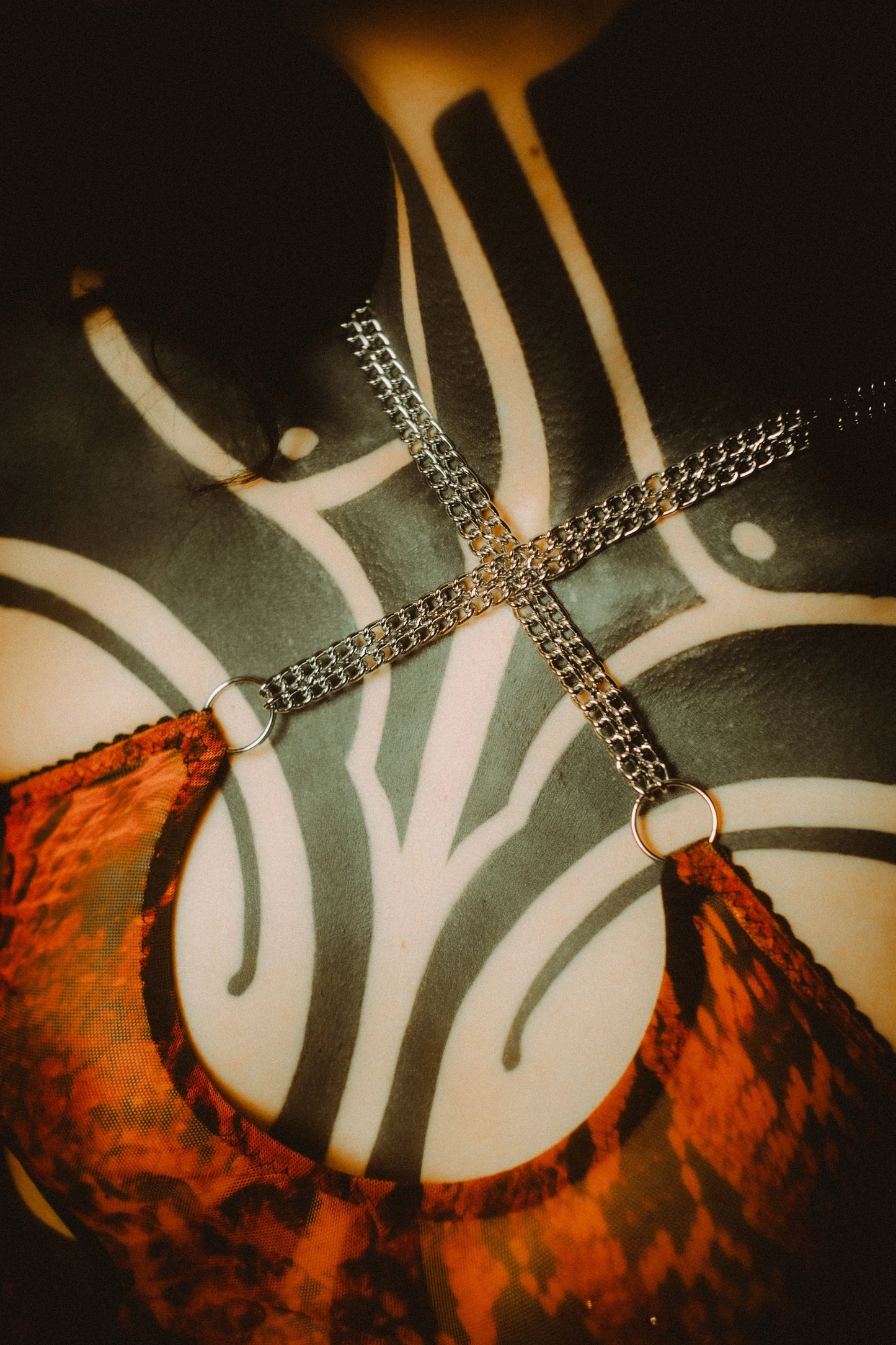 close up van rode mesh slangen print top