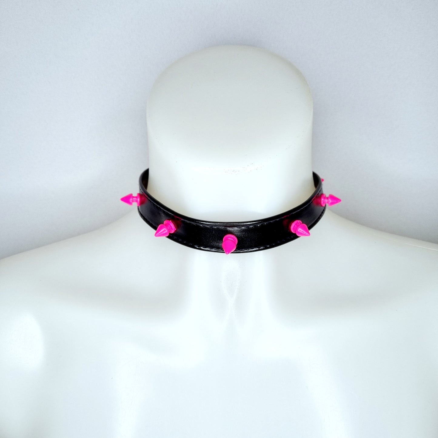 Jane Nevermore - Spike choker - Neon roze