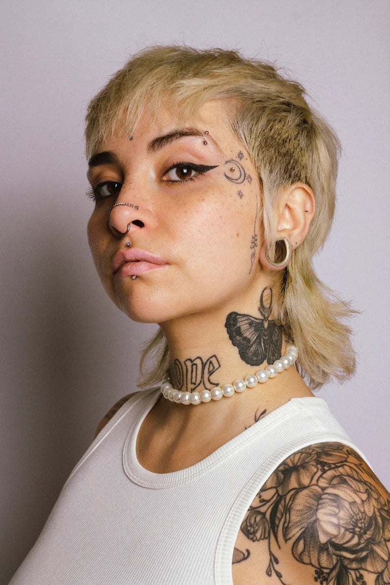 zijkant van meisje met parel choker, ravewear
