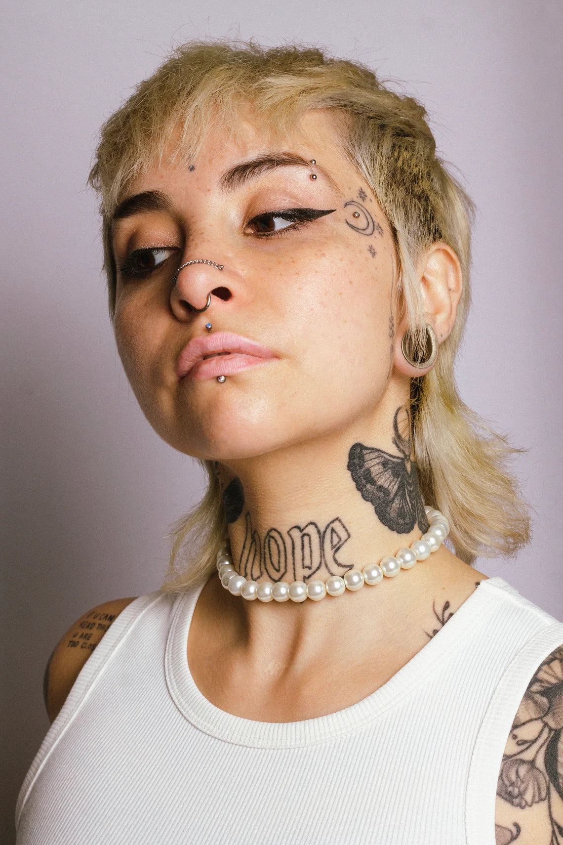 meisje met parel choker van elephant egg, ravewear