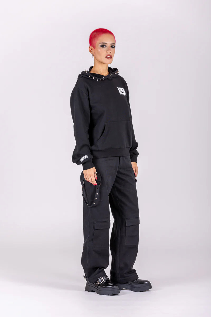 zijkant van persoon met hoody en zwarte cargo broek
