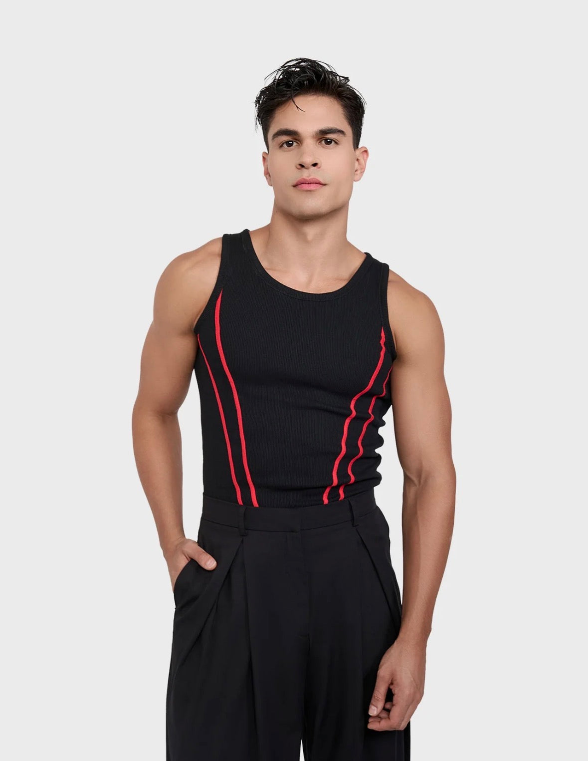 zwarte tank top met rode strepen