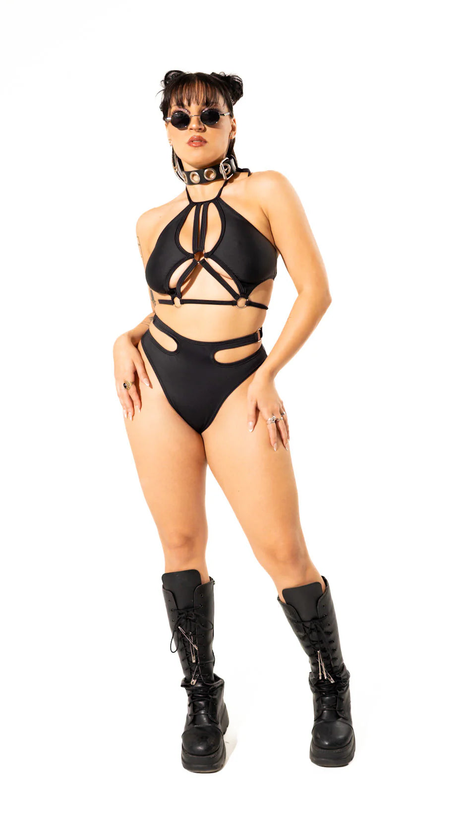 vrouw met zwarte rave outfit aan