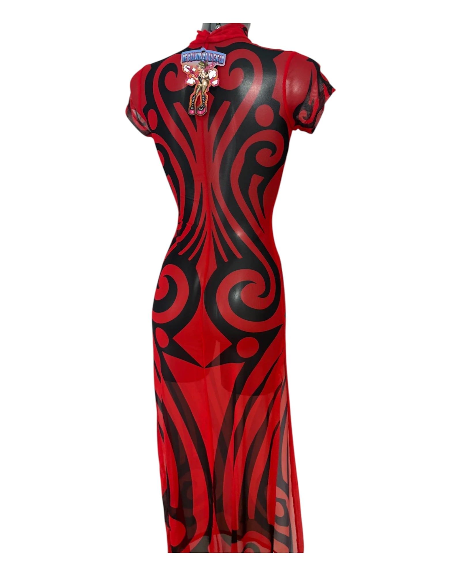 achterkant van lange rode tribal mesh jurk