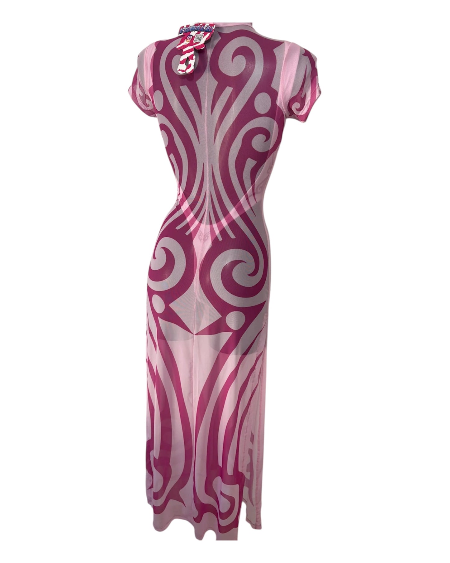 achterkant van lange roze mesh tribal jurk