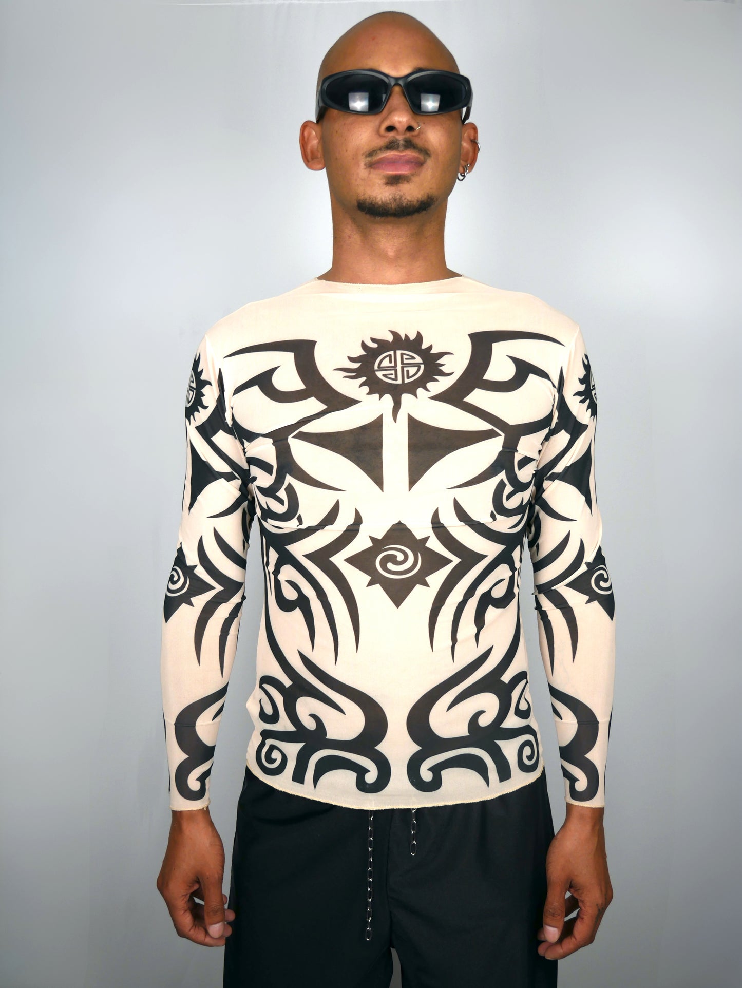 man met mesh tribal longsleeve aan