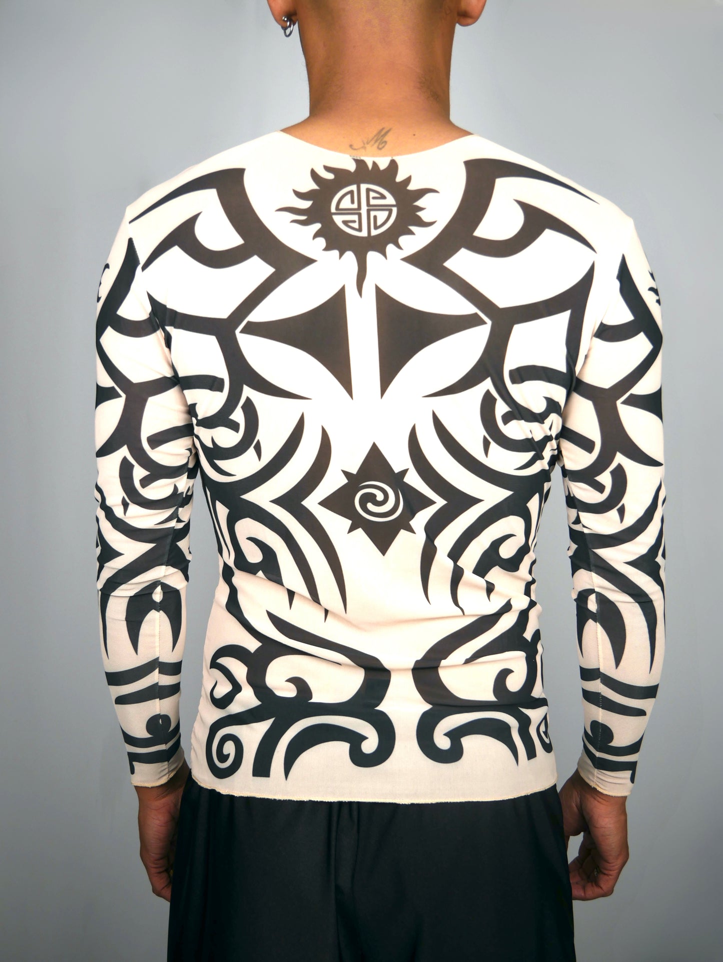 achterkant van tribal mesh longsleeve