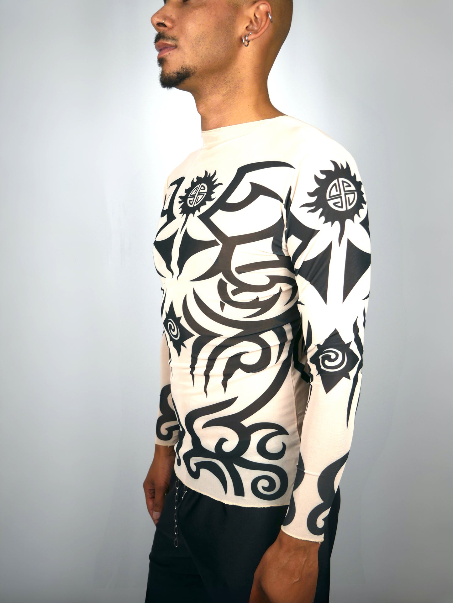 zijkant van tribal mesh longsleeve