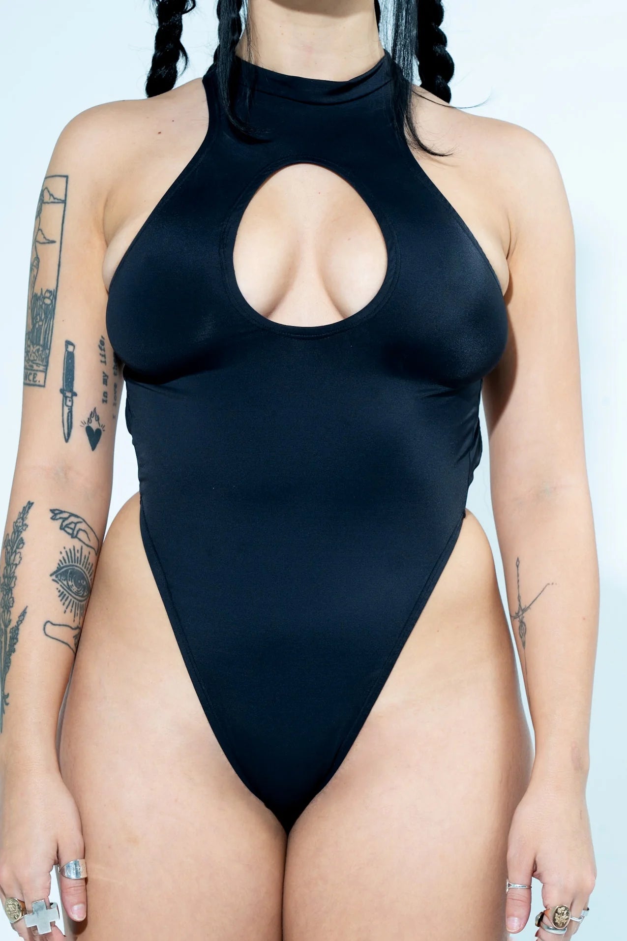 close up van zwarte high cut out body