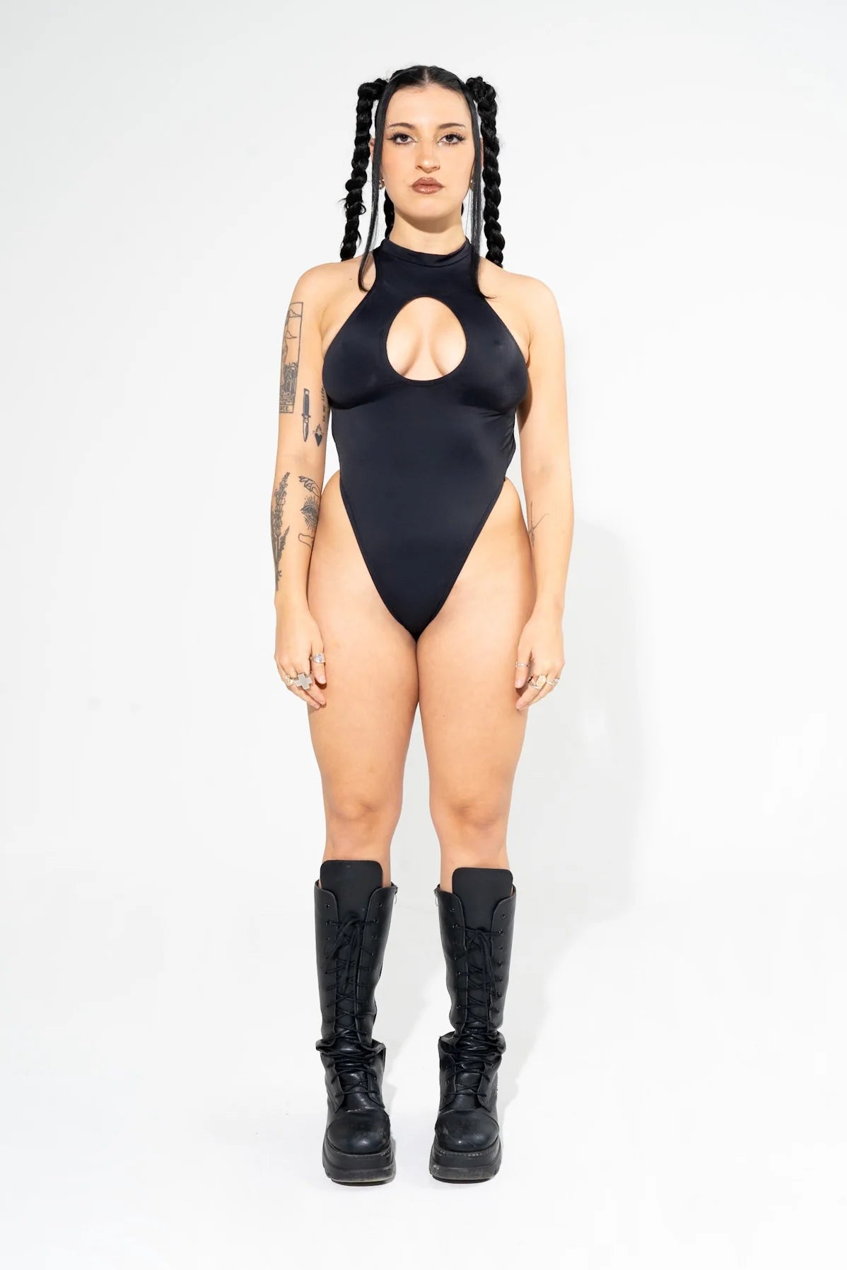 vrouw met zwarte cut out bodysuit aan