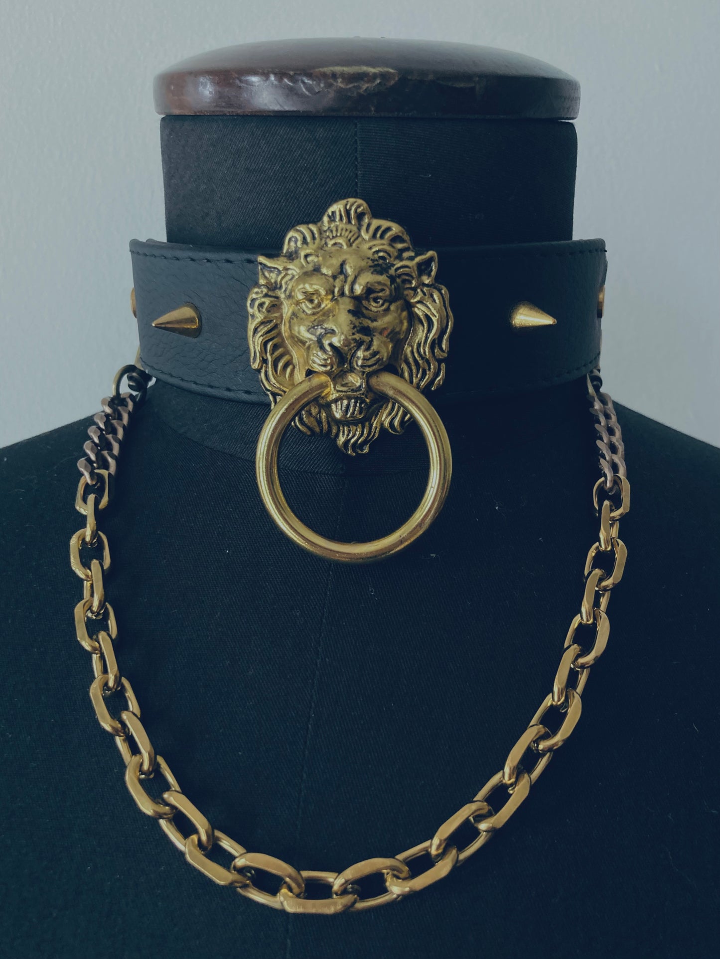 zwarte vegan leren choker met gouden leeuwenkop, spikes en chain
