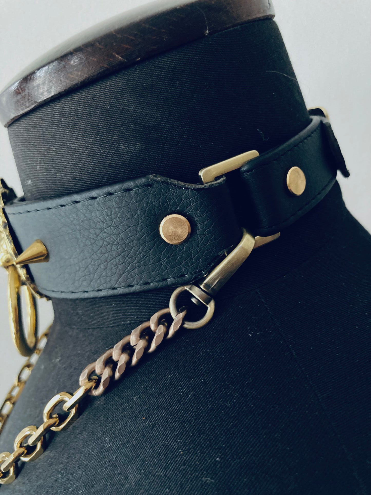 zwarte vegan leren choker met gouden leeuwenkop, spikes en chain