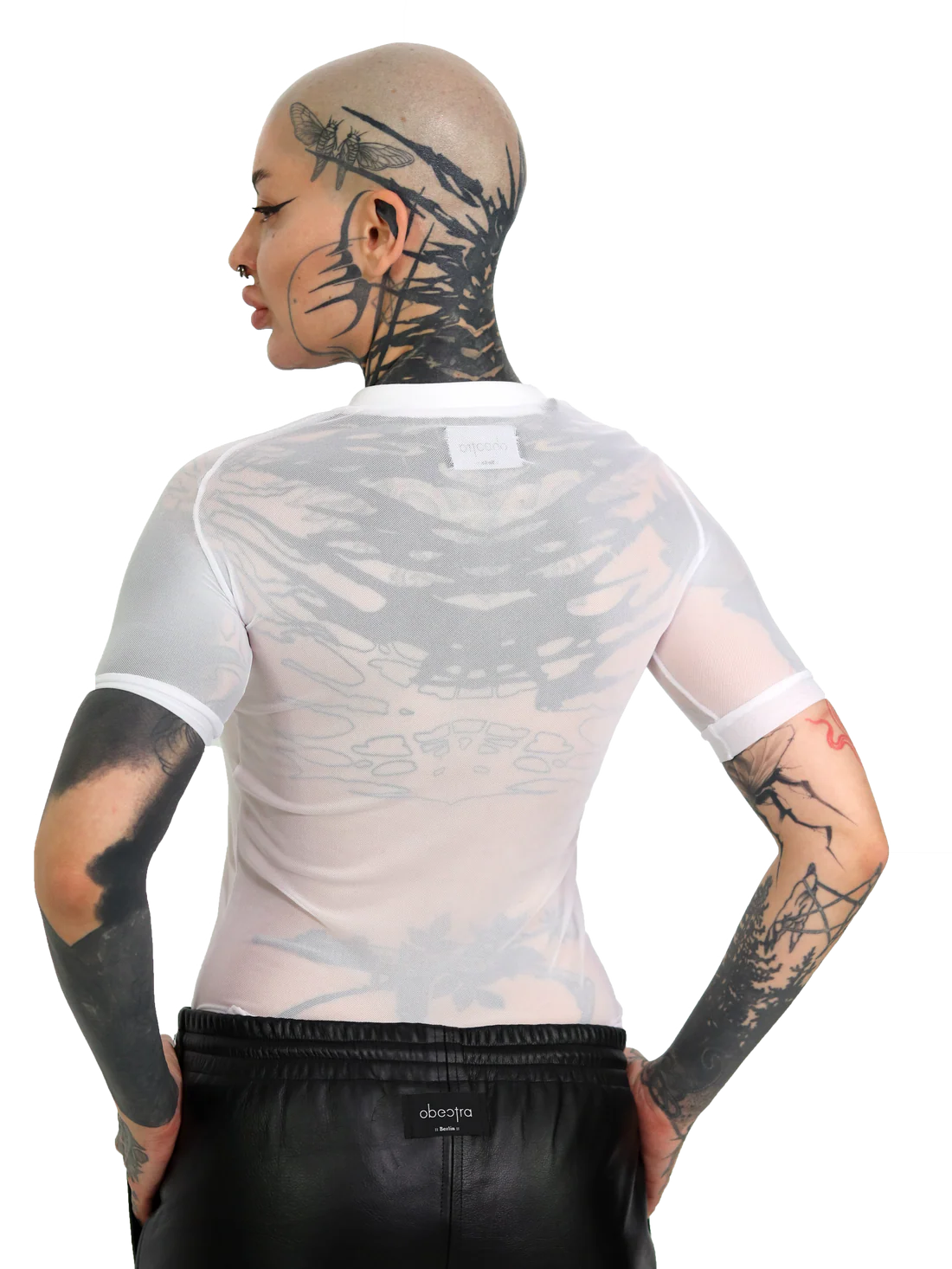 vrouw met witte mesh t shirt