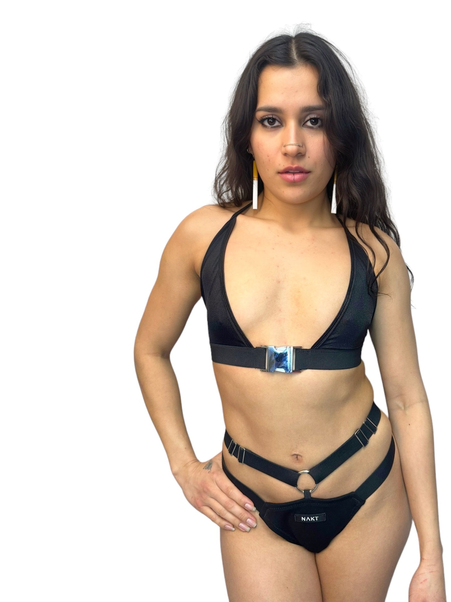 meisje met zwarte bikini top met gesp, techno outfit
