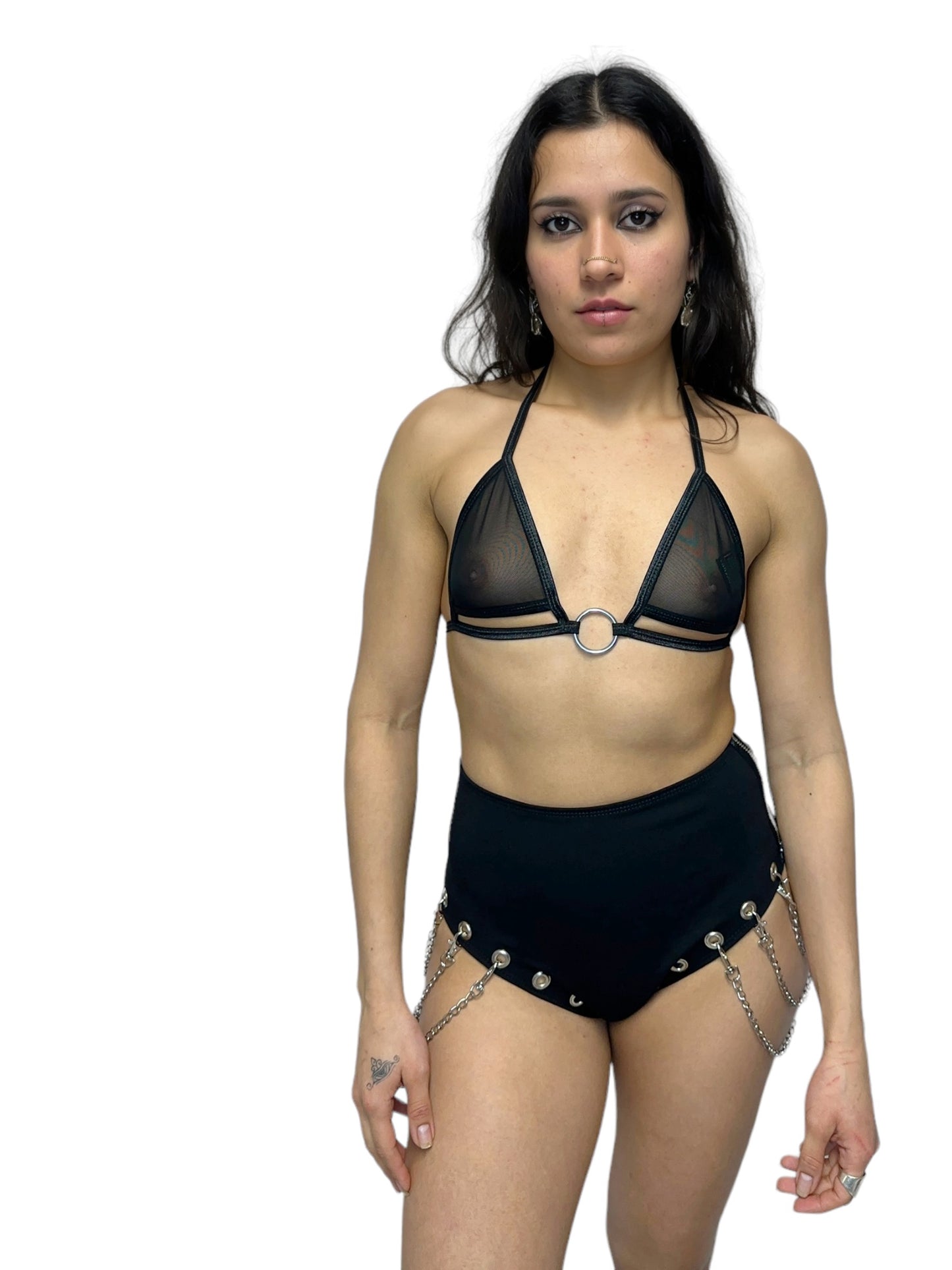 meisje met zwarte underboob mesh top, techno outfit