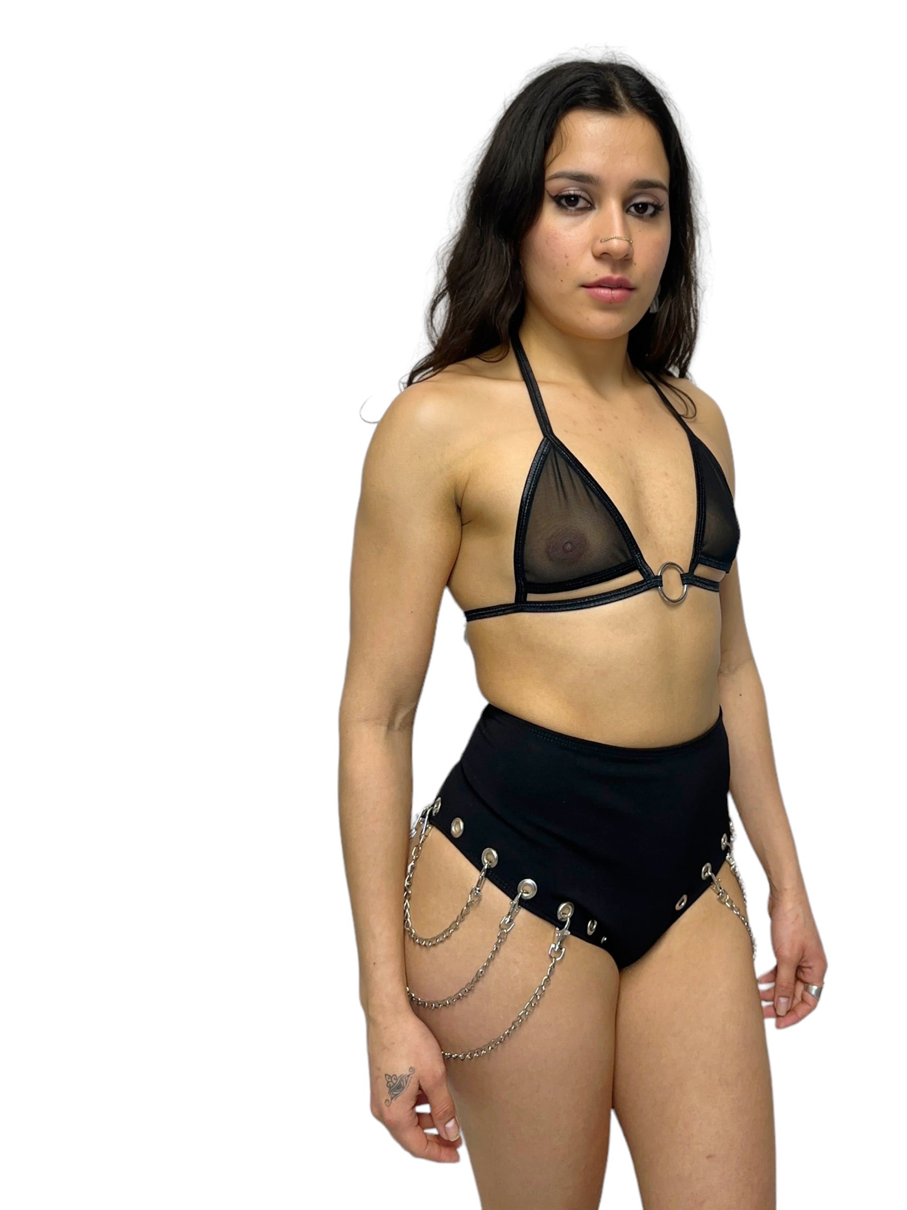 zijkant van meisje met zwarte underboob mesh top, techno outfit