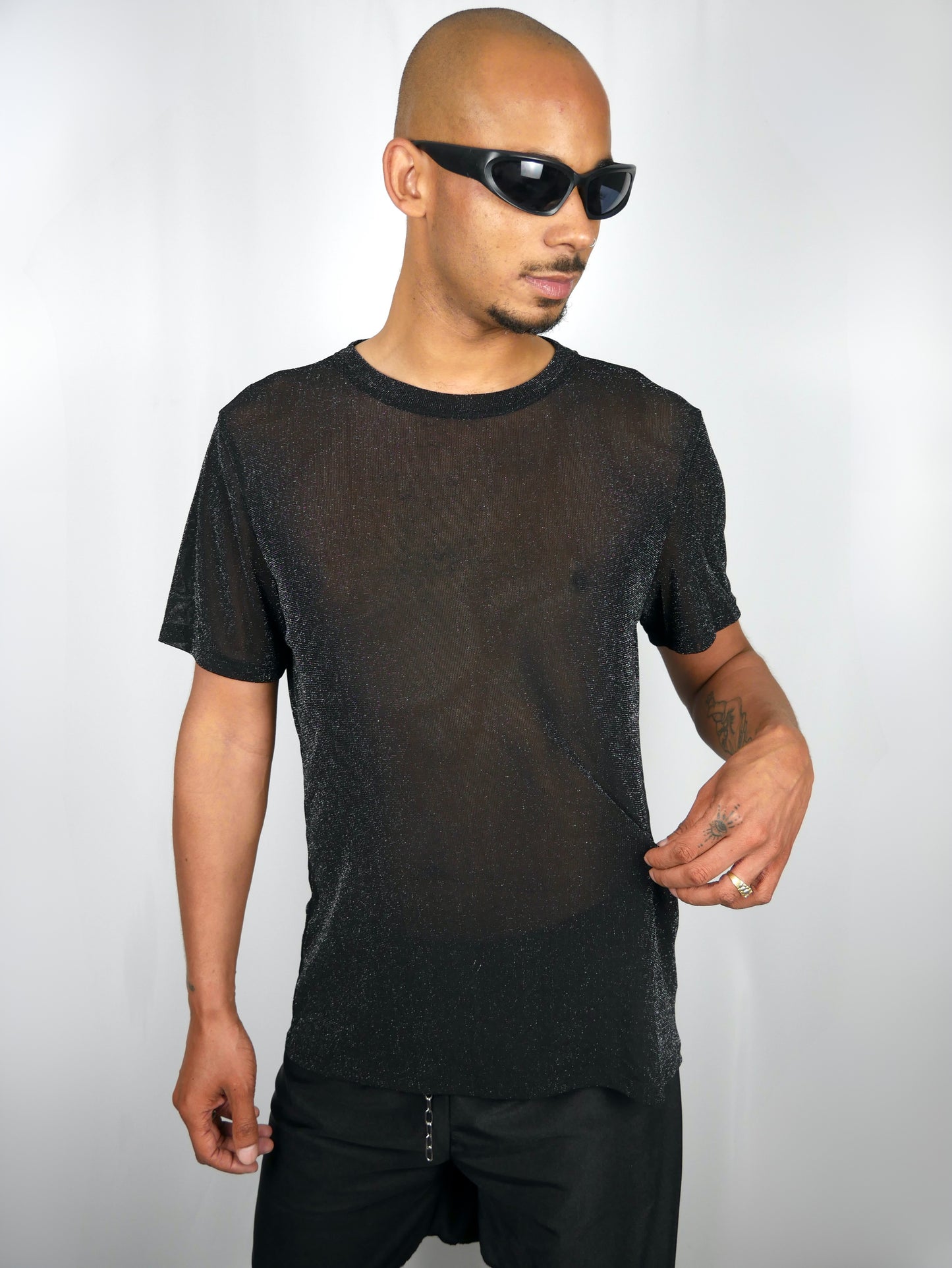 zijkant van jongen met semi transparant zwart shirt met een glitter