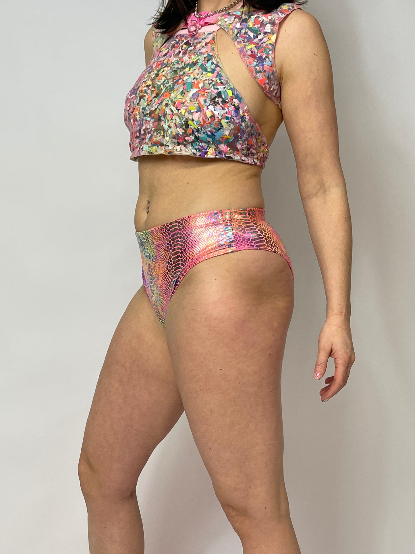 kleurrijke rave bottom, holografisch broekje, holografische kleding, roze broekje, rave kleding, rave wear, partywear, festival kleding, festival outfit