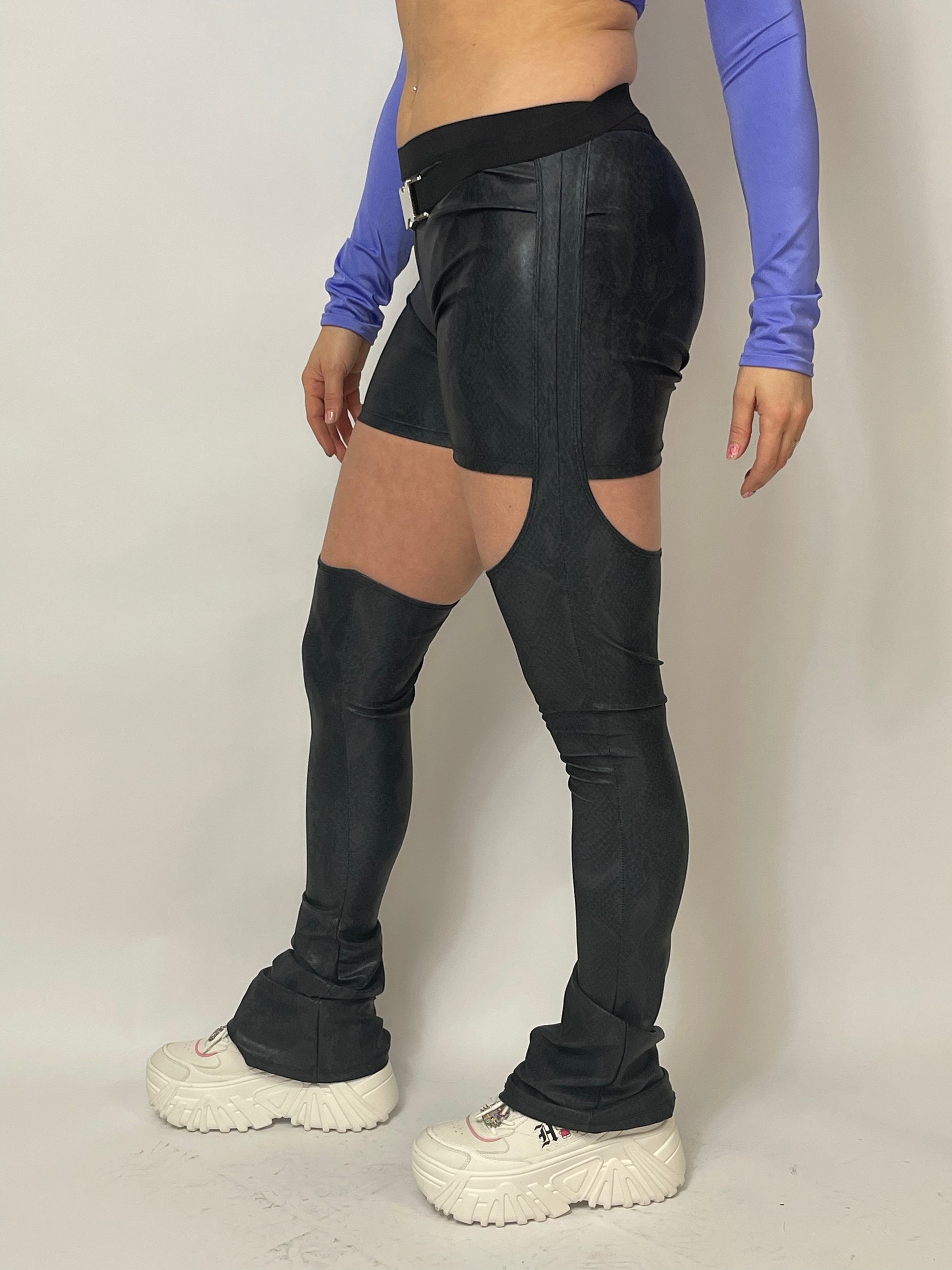 slangenprint chaps, chaps met buckle, glanzende chaps, chaps met slangenprint, rave broek, rave bottoms, ravewear, party chaps, rave chaps