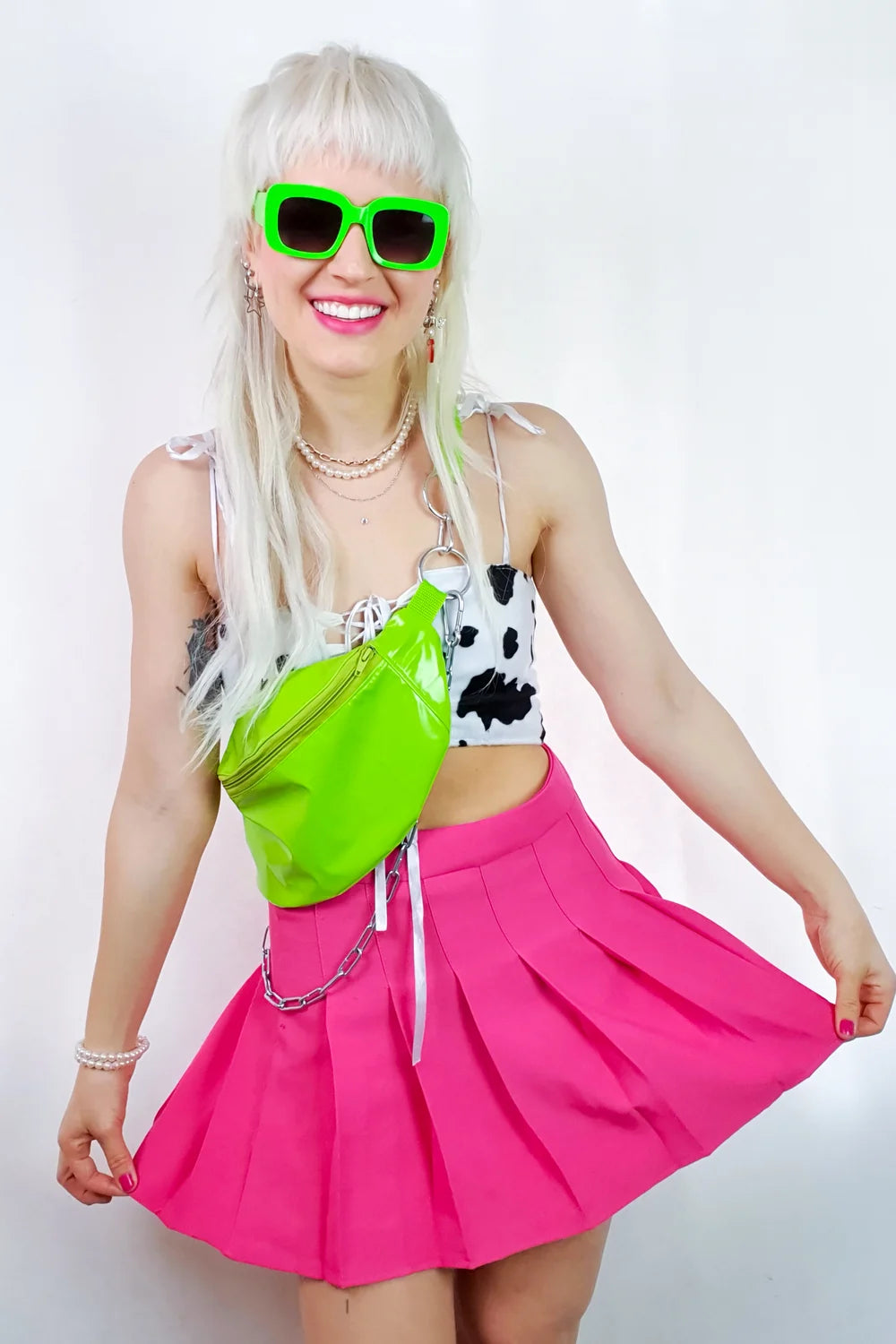 meisje met neon groene lak heuptas met chain, ravewear