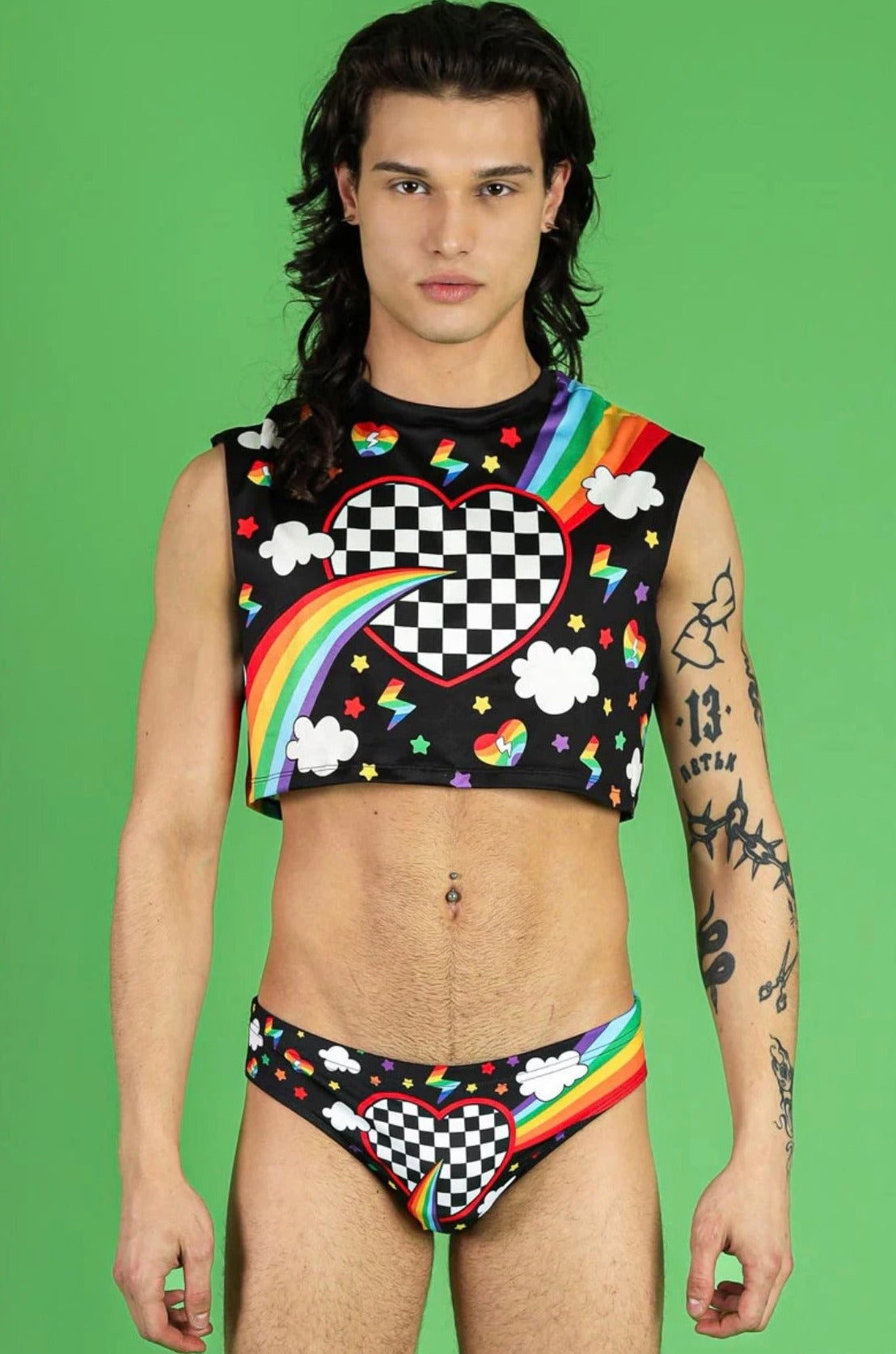 man met zwarte croptop en slip met regenbogen en harten, milkshake festival outfit