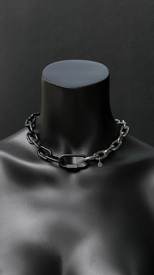 rave chain met de helft metalen en de andere helft zwarte schakels, rave accessoires