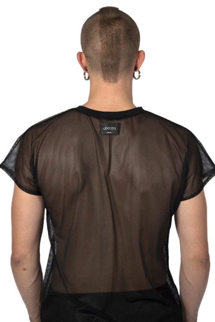 achterkant van fishnet shirt van obectra, techno outfit