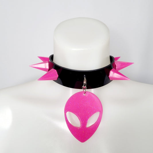 zwarte siliconen choker met roze spikes en roze glitter alien hoofd