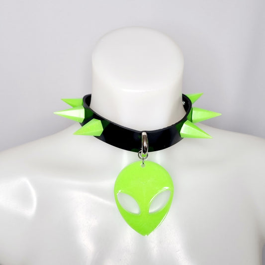 zwarte siliconen choker met groene spikes en groen alien hoofd