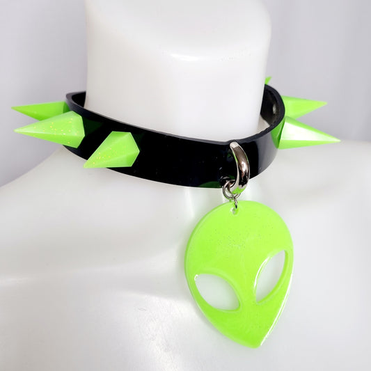zijkant van zwarte siliconen choker met groene spikes en groen alien hoofd