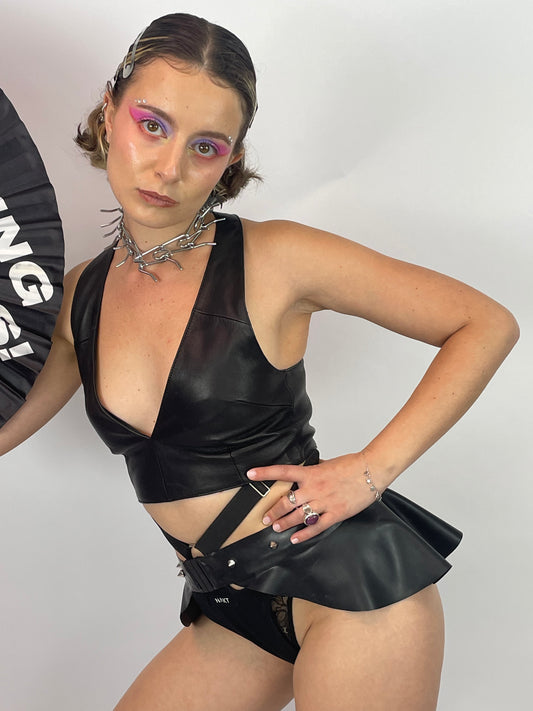 close up van meisje met zwarte leren top en zwart latex rokje, techno outfit