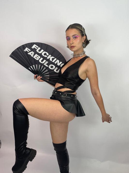 meisje met zwarte leren top en zwarte latex rok, techno outfit