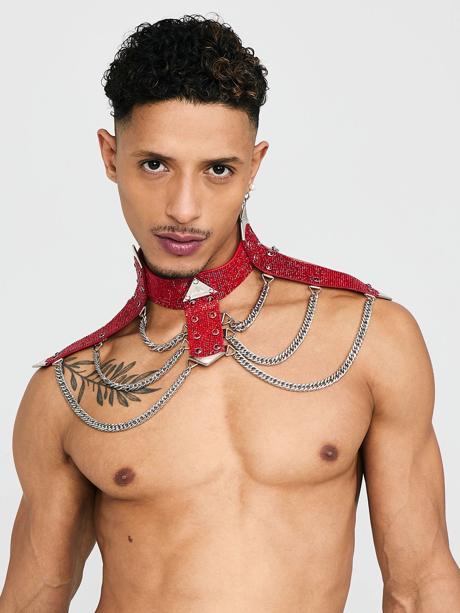 jongen met rood kristallen schouder harnas