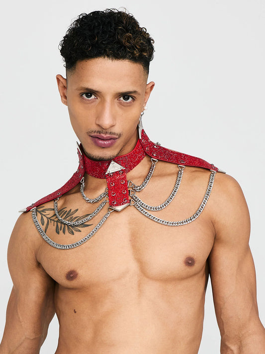 jongen met rood kristallen schouder harnas