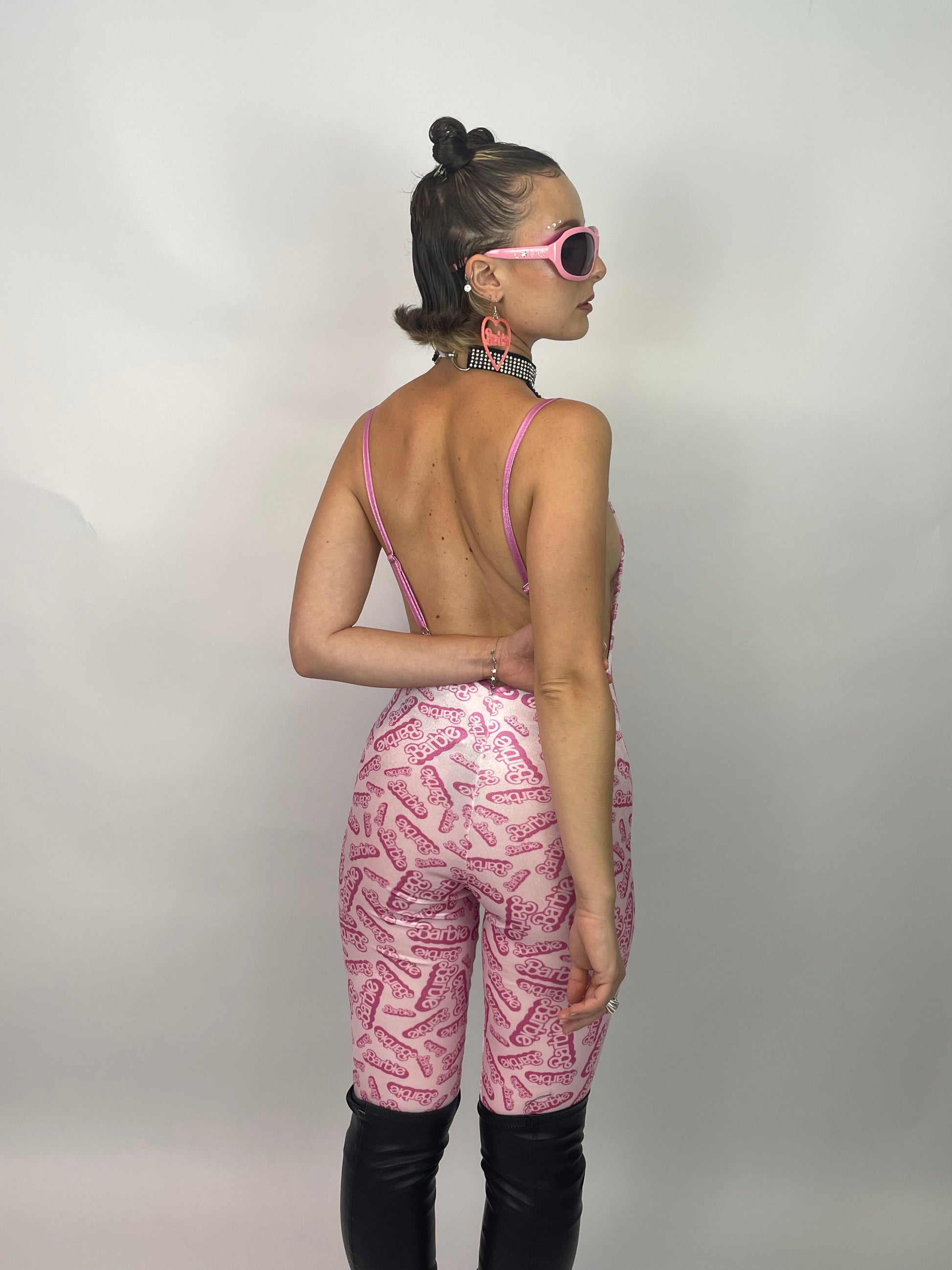 achterkant van meisje met roze barbie outfit, ravewear