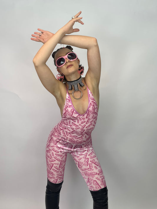 meisje met barbie jumpsuit, ravewear