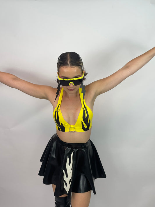 meisje met gele latex vlammen top en zwarte latex skate ok, techno outfit