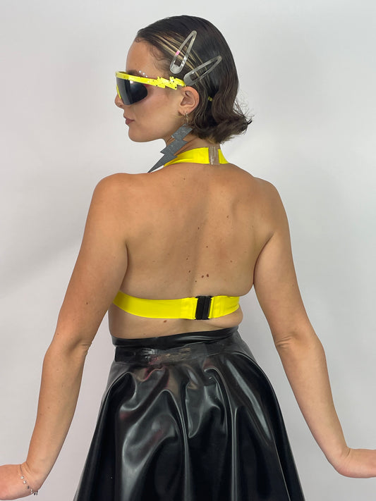 achterkant gele latex top en zwarte latex rok, techno outfit