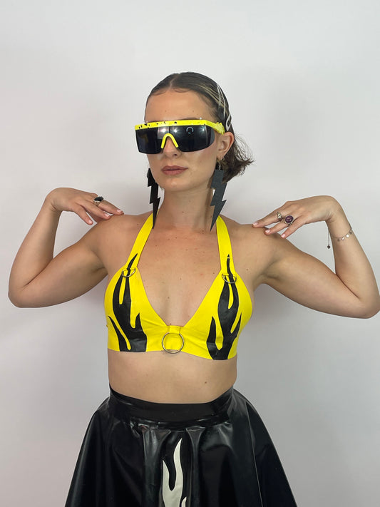 meisje met gele latex vlammen bh, techno outfit